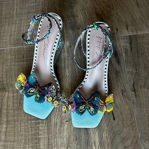 Betsey Johnson blue heals women’s kynlee sandals size 7.5M